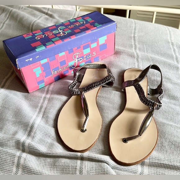 Like NEW Fashion Focus Regina Flats Thong Silver/Gray Sandals Women - Picture 6 of 9